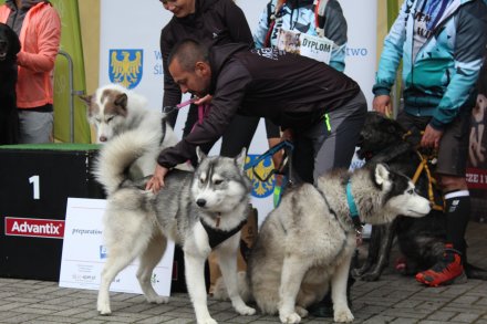 Jeden z wygranych razem ze swoimi psami